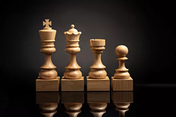 Eleganckie drewniane puchary szachowe