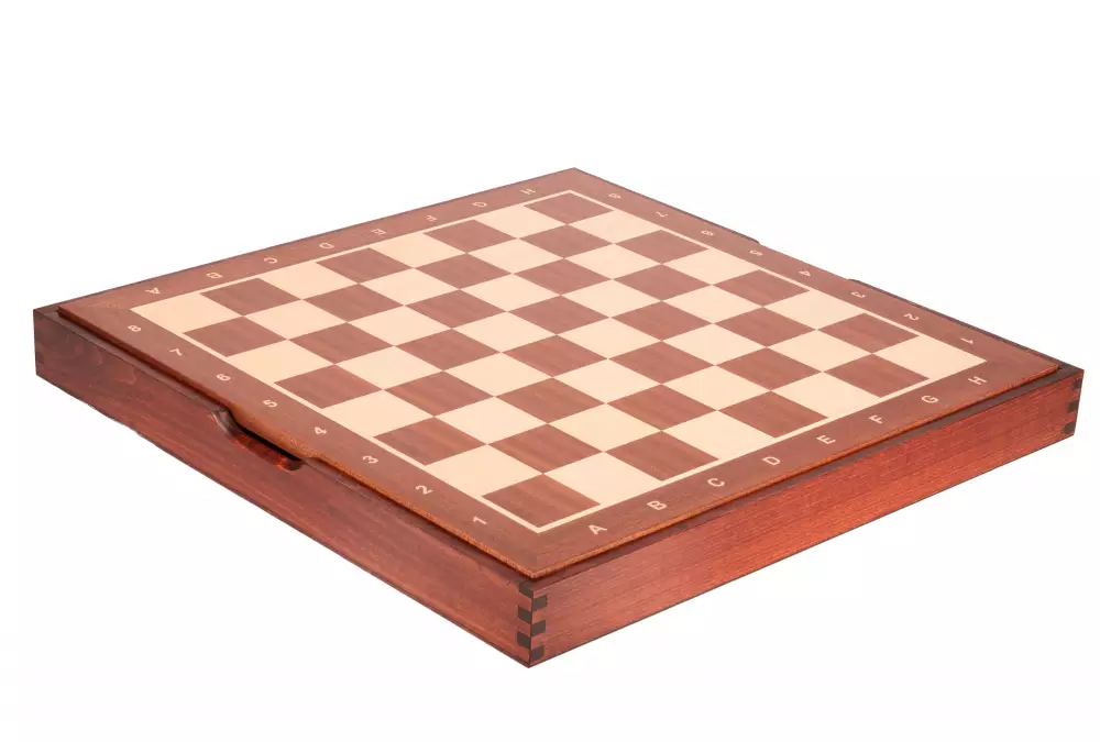 Drewniana kasetka z przegródkami na figury szachowe