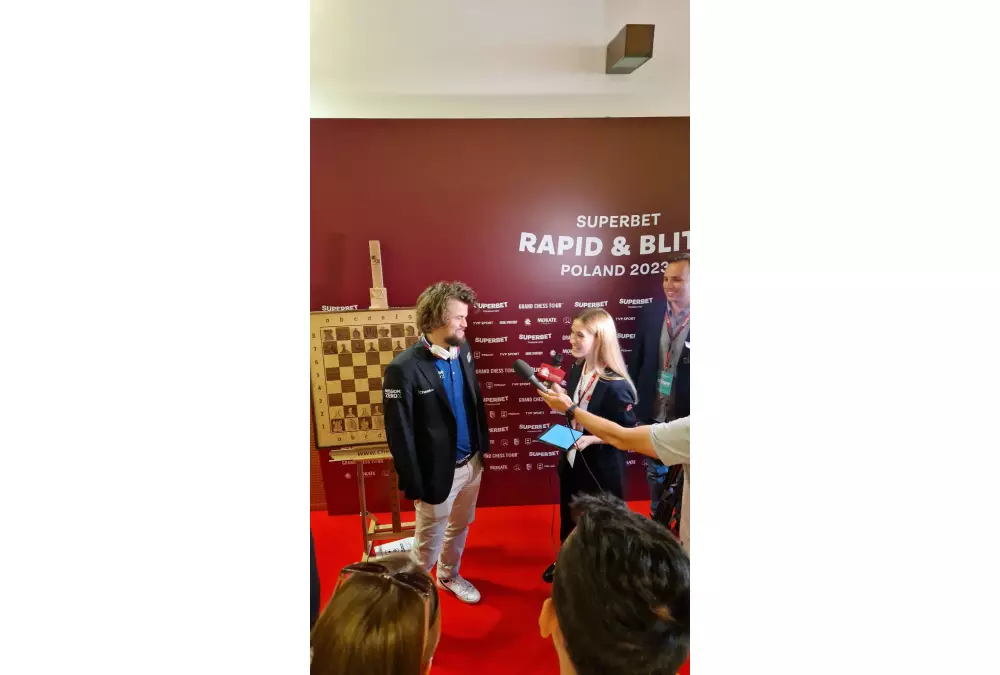 Eleganckie drewniane szachy demonstracyjne ze stelażem