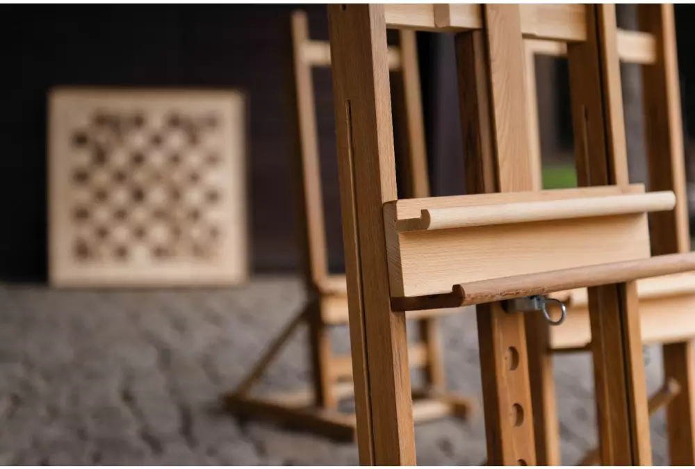 Eleganckie drewniane szachy demonstracyjne ze stelażem