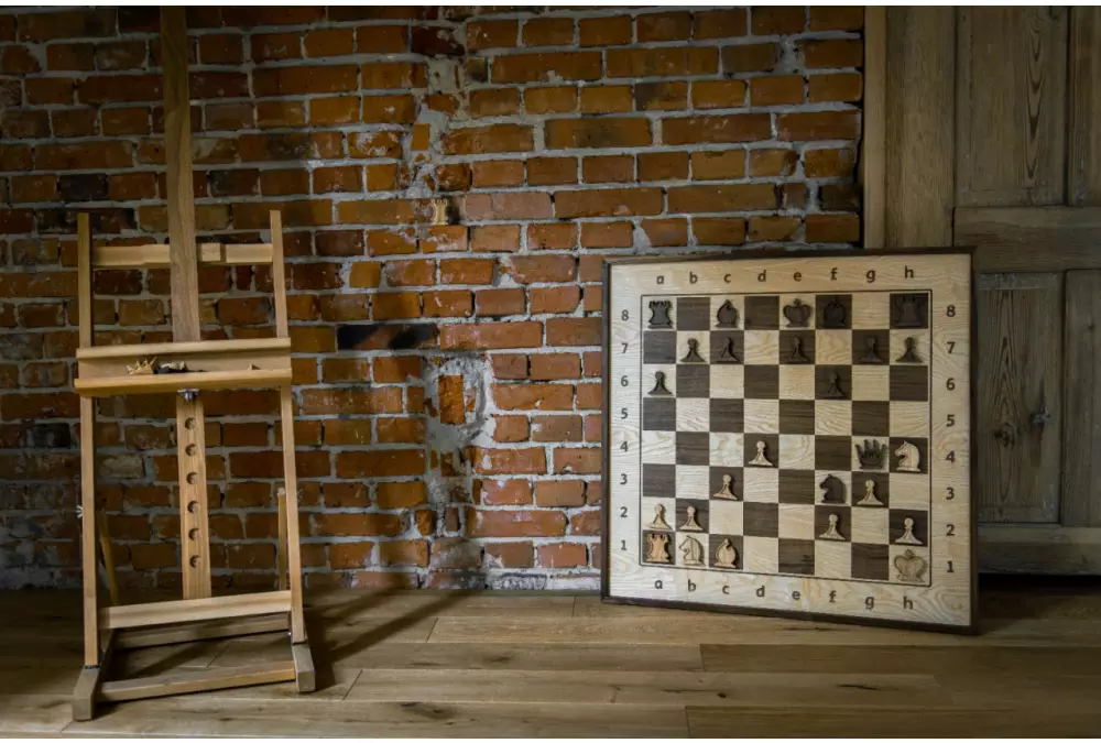 Eleganckie drewniane szachy demonstracyjne ze stelażem