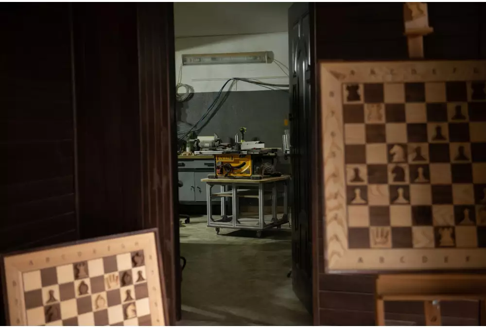 Eleganckie drewniane szachy demonstracyjne ze stelażem