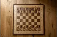 Eleganckie drewniane szachy demonstracyjne ze stelażem