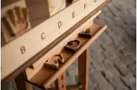 Eleganckie drewniane szachy demonstracyjne ze stelażem