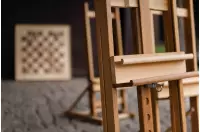 Eleganckie drewniane szachy demonstracyjne ze stelażem