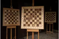 Eleganckie drewniane szachy demonstracyjne ze stelażem