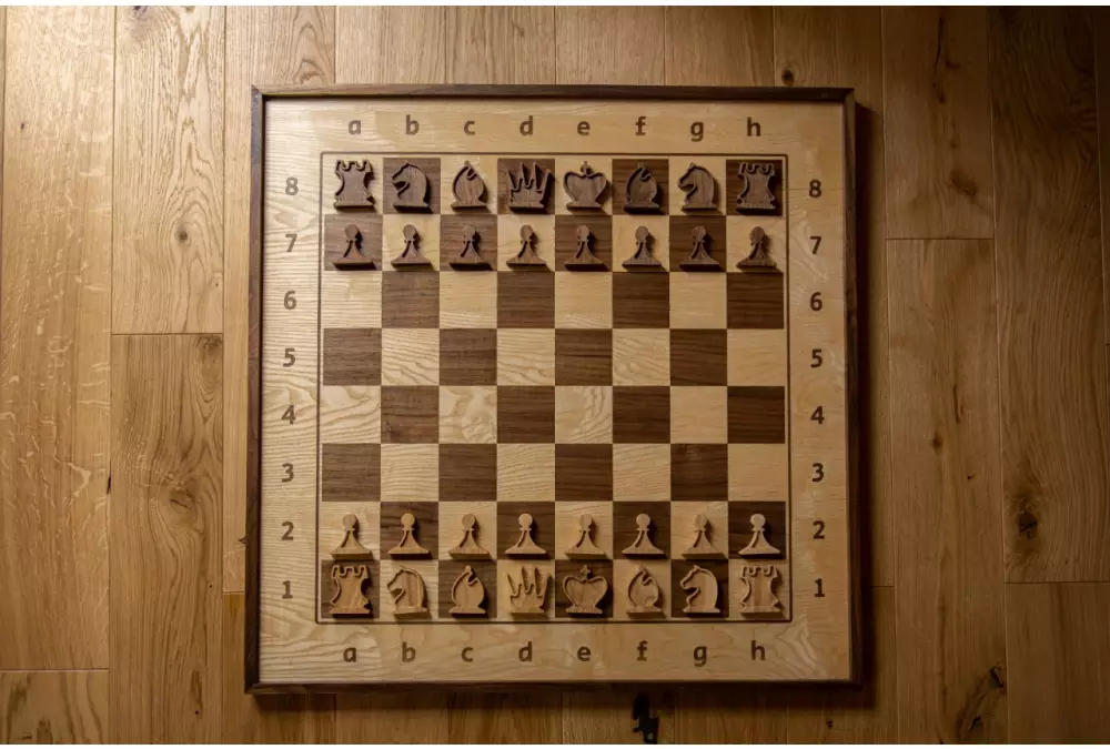 Eleganckie drewniane szachy demonstracyjne - szachownica z figurami