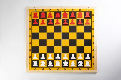 SZACHY DEMONSTRACYJNE MAGNETYCZNE - drewniana rama, składane na pół, dołączone figury