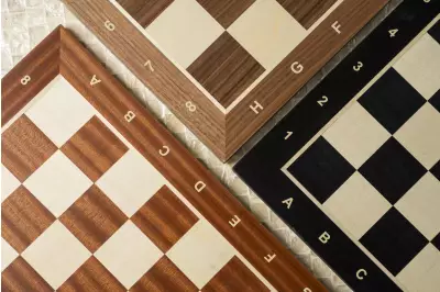 Deska szachowa nr 4 (z opisem) mahoń/klon (intarsja)