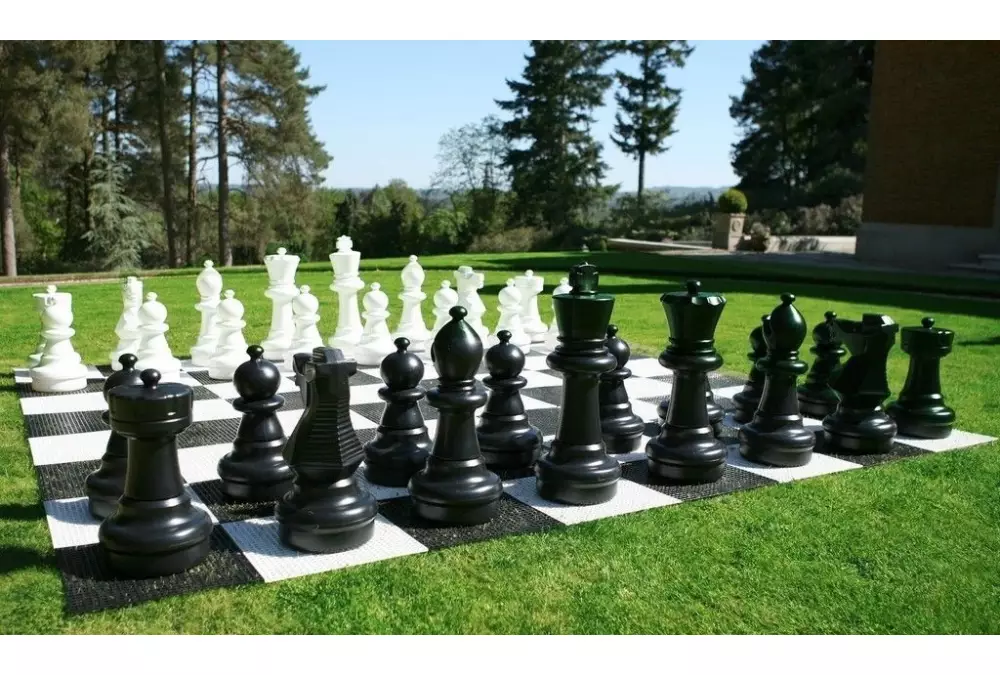 szachy na trawie