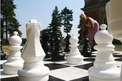 Zestaw do szachów plenerowych / ogrodowych (król 64 cm) - figury + szachownica plastikowa
