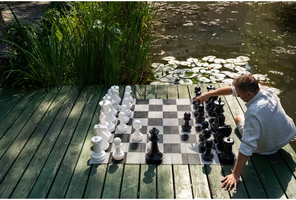 Średniej wielkości zestaw szachów ogrodowych (król 40cm)