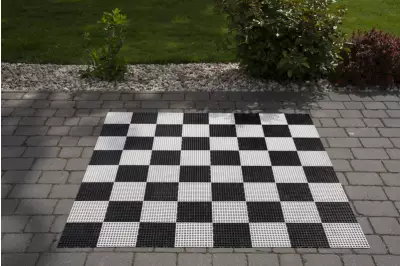 Zestaw szachów ogrodowych - król 30 cm + plastikowa szachownica o polu 17 x 17 cm