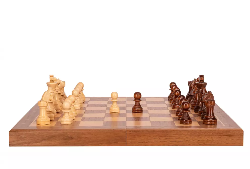 Szachy magnetyczne-orzechowe (33x33cm)