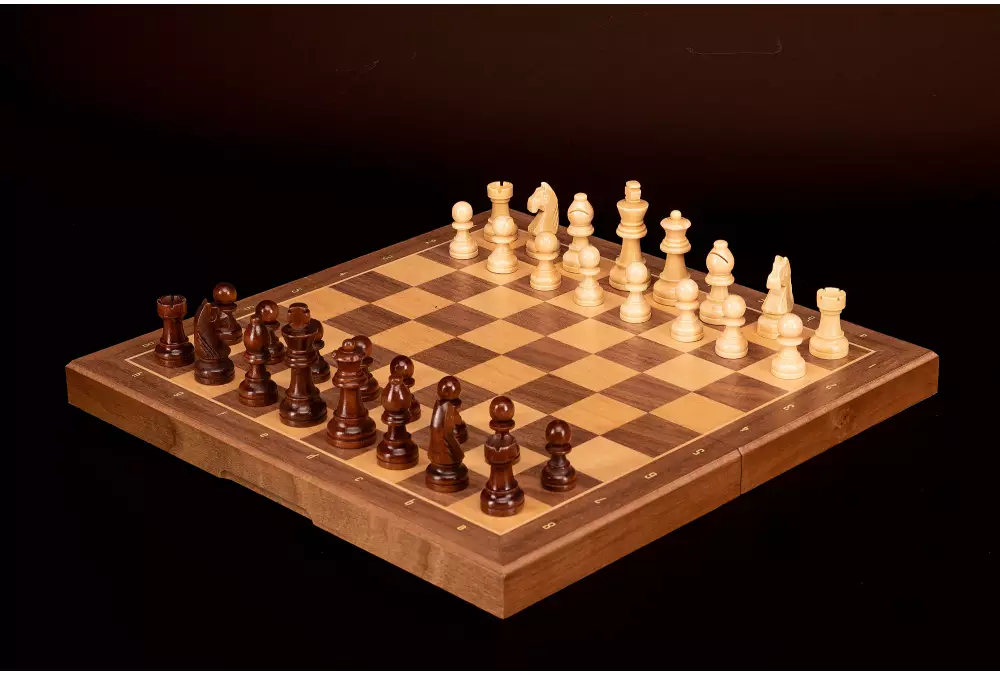Szachy magnetyczne-orzechowe (33x33cm)