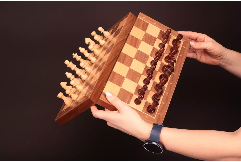 Szachy magnetyczne-orzechowe (33x33cm)
