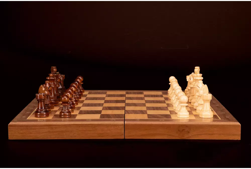 Szachy magnetyczne-orzechowe (33x33cm)