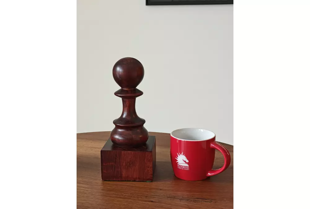 Puchar szachowy drewniany - Czarny Pion