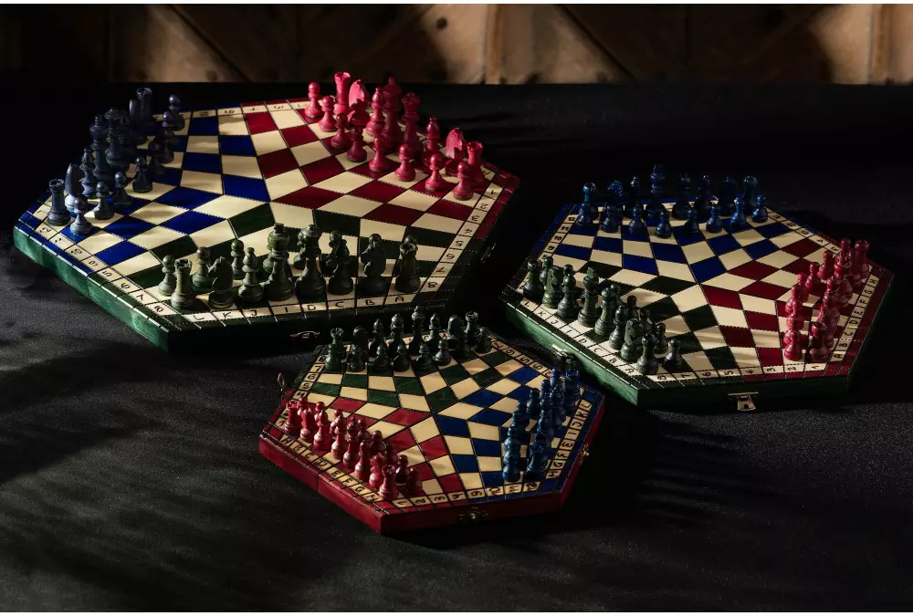 Szachy dla trójki graczy (32x28cm) trójkolorowe
